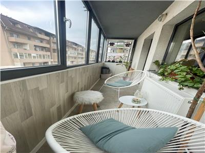 Apartament cu 2 camere mobilat si utilat 53 mp utili plus balcon 6 mp. Etaj intermediar si parcare cu Cf.