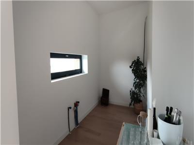 Casa smart, casa pasiva eficient. Suprafata utila 184 mp si 195 mp utili, curte 450 mp. Varianta semifinisate! Comision 0%!