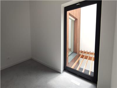 Casa smart, casa pasiva eficient. Suprafata utila 184 mp si 195 mp utili, curte 450 mp. Varianta semifinisate! Comision 0%!