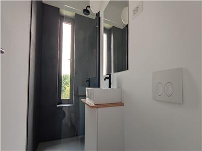 Casa smart, casa pasiva eficient. Suprafata utila 184 mp si 195 mp utili, curte 450 mp. Varianta semifinisate! Comision 0%!