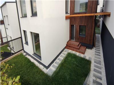 Casa smart, casa pasiva eficient. Suprafata utila 184 mp si 195 mp utili, curte 450 mp. Varianta semifinisate! Comision 0%!