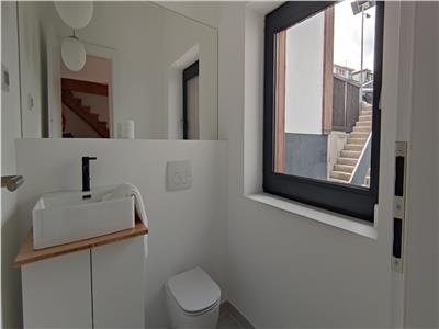 Casa smart, casa pasiva eficient. Suprafata utila 184 mp si 195 mp utili, curte 450 mp. Varianta semifinisate! Comision 0%!