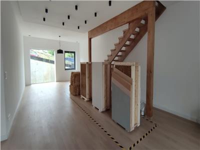 Casa smart, casa pasiva eficient. Suprafata utila 184 mp si 195 mp utili, curte 450 mp. Varianta semifinisate! Comision 0%!