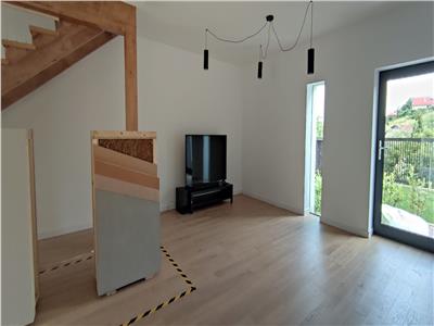 Casa smart, casa pasiva eficient. Suprafata utila 184 mp si 195 mp utili, curte 450 mp. Varianta semifinisate! Comision 0%!