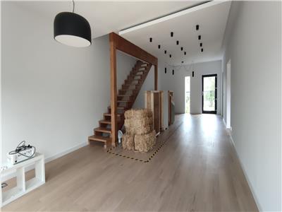Casa smart, casa pasiva eficient. Suprafata utila 184 mp si 195 mp utili, curte 450 mp. Varianta semifinisate! Comision 0%!