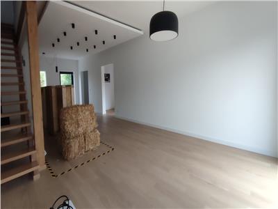 Casa smart, casa pasiva eficient. Suprafata utila 184 mp si 195 mp utili, curte 450 mp. Varianta semifinisate! Comision 0%!