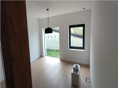 Casa smart, casa pasiva eficient. Suprafata utila 184 mp si 195 mp utili, curte 450 mp. Varianta semifinisate! Comision 0%!