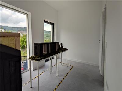 Casa smart, casa pasiva eficient. Suprafata utila 184 mp si 195 mp utili, curte 450 mp. Varianta semifinisate! Comision 0%!