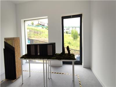 Casa smart, casa pasiva eficient. Suprafata utila 184 mp si 195 mp utili, curte 450 mp. Varianta semifinisate! Comision 0%!