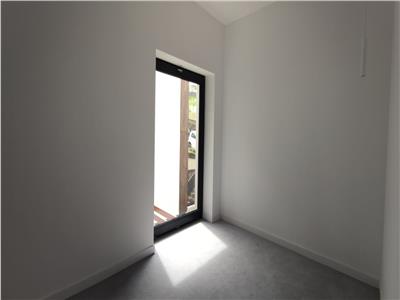 Casa smart, casa pasiva eficient. Suprafata utila 184 mp si 195 mp utili, curte 450 mp. Varianta semifinisate! Comision 0%!