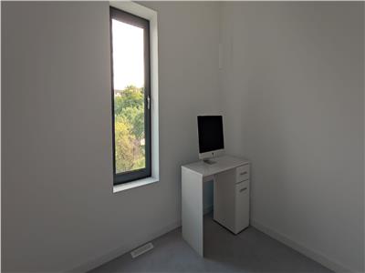 Casa smart, casa pasiva eficient. Suprafata utila 184 mp si 195 mp utili, curte 450 mp. Varianta semifinisate! Comision 0%!