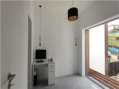Casa smart, casa pasiva eficient. Suprafata utila 184 mp si 195 mp utili, curte 450 mp. Varianta semifinisate! Comision 0%!