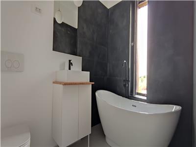 Casa smart, casa pasiva eficient. Suprafata utila 184 mp si 195 mp utili, curte 450 mp. Varianta semifinisate! Comision 0%!