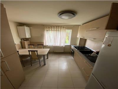Apartament cu 4 camere, 2 bai, balcon etaj intermediar situat in Manastur!