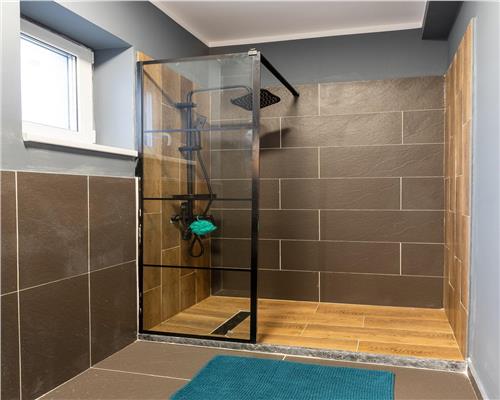 La cheie casa, finisaje si mobilier premium, terasa si gradina in Floresti.