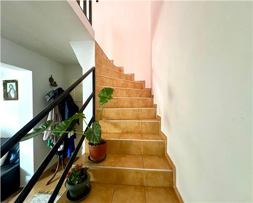 Casa indviduala cu 3 camere, living, bucatarie, 2 bai si mansarda in apropiere de Gherla!