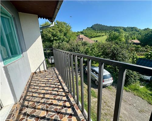 Casa indviduala cu 3 camere, living, bucatarie, 2 bai si mansarda in apropiere de Gherla!