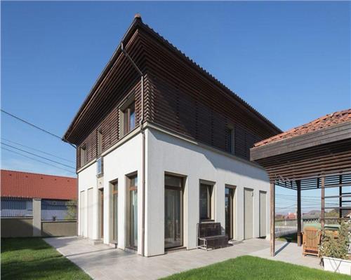 Un refugiu discret, unde lumina si armonia scriu povestea casei! Cu o suprafata de 317 mp utili pe o suprafata de 988 mp teren, zona premium!