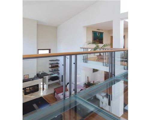 Un refugiu discret, unde lumina si armonia scriu povestea casei! Cu o suprafata de 317 mp utili pe o suprafata de 988 mp teren, zona premium!