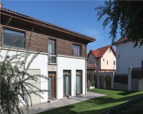 Un refugiu discret, unde lumina si armonia scriu povestea casei! Cu o suprafata de 317 mp utili pe o suprafata de 988 mp teren, zona premium!