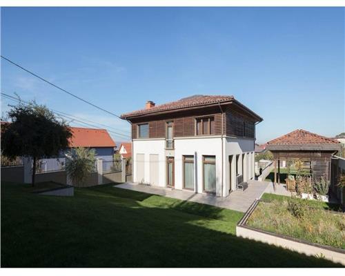 Un refugiu discret, unde lumina si armonia scriu povestea casei! Cu o suprafata de 317 mp utili pe o suprafata de 988 mp teren, zona premium!