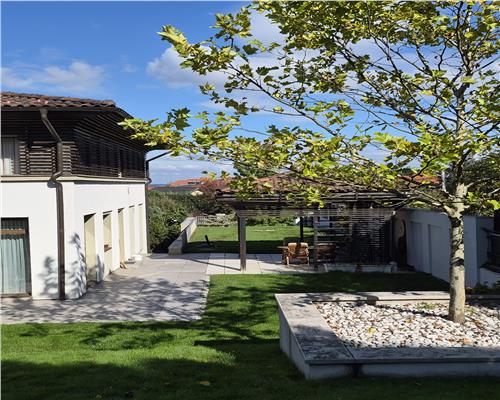 Un refugiu discret, unde lumina si armonia scriu povestea casei! Cu o suprafata de 317 mp utili pe o suprafata de 988 mp teren, zona premium!