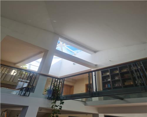 Un refugiu discret, unde lumina si armonia scriu povestea casei! Cu o suprafata de 317 mp utili pe o suprafata de 988 mp teren, zona premium!