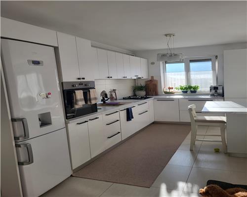 Apartament 2 camere, 60 mp/ 2 balcoane/ Etaj 1/ Parcare cu Cf/ Zona Florilor