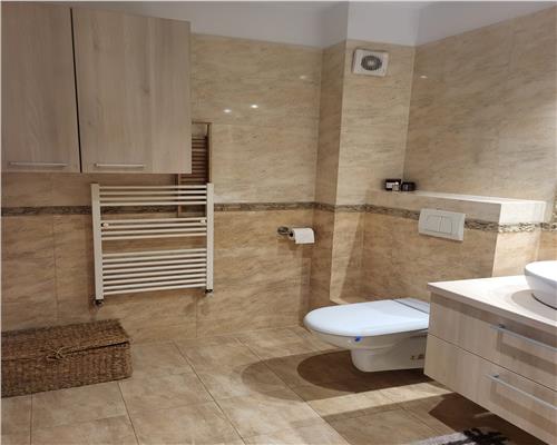 Apartament 2 camere, 60 mp/ 2 balcoane/ Etaj 1/ Parcare cu Cf/ Zona Florilor