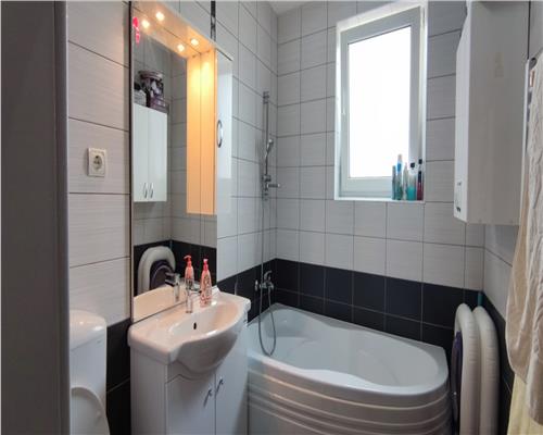 Apartament cu 2 camere, 58 mp plus balcon 8 mp, parcare cu Cf. Zona Eroilor. Posibilitate de recompartimentare!