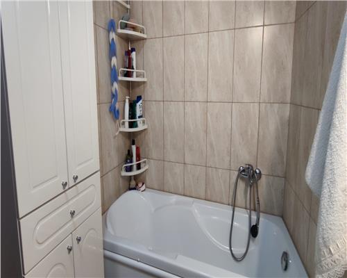 Apartament cu 3 camere, 51 mp plus balcon 6 mp etaj intermediar, zona Stejarului!
