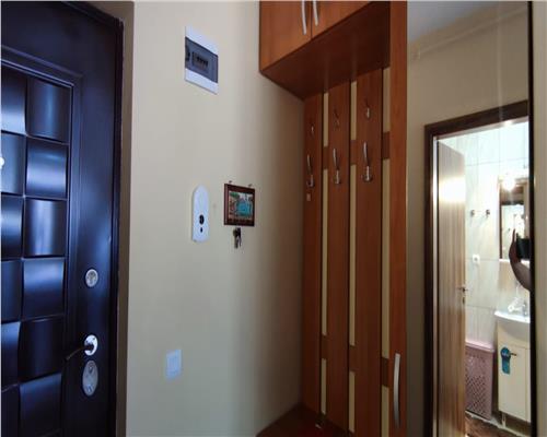 Apartament cu 3 camere, 51 mp plus balcon 6 mp etaj intermediar, zona Stejarului!
