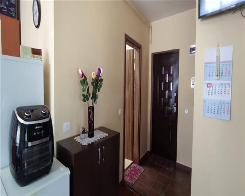 Apartament cu 3 camere, 51 mp plus balcon 6 mp etaj intermediar, zona Stejarului!