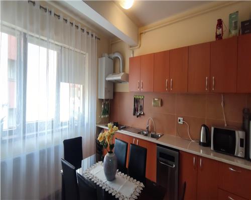 Apartament cu 3 camere, 51 mp plus balcon 6 mp etaj intermediar, zona Stejarului!