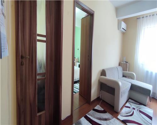 Apartament cu 3 camere, 51 mp plus balcon 6 mp etaj intermediar, zona Stejarului!