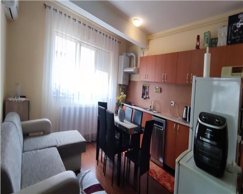 Apartament cu 3 camere, 51 mp plus balcon 6 mp etaj intermediar, zona Stejarului!
