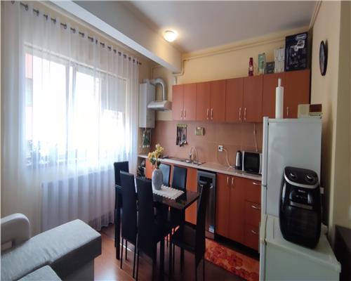 Apartament cu 3 camere, 51 mp plus balcon 6 mp etaj intermediar, zona Stejarului!