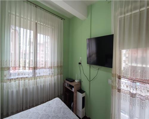 Apartament cu 3 camere, 51 mp plus balcon 6 mp etaj intermediar, zona Stejarului!