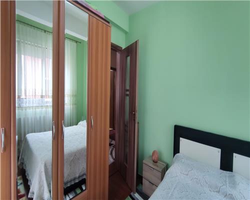Apartament cu 3 camere, 51 mp plus balcon 6 mp etaj intermediar, zona Stejarului!