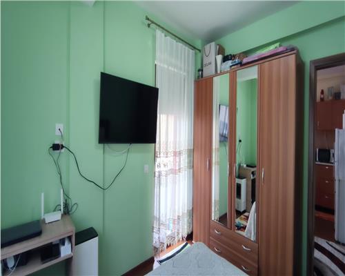 Apartament cu 3 camere, 51 mp plus balcon 6 mp etaj intermediar, zona Stejarului!