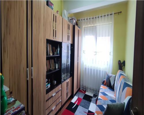 Apartament cu 3 camere, 51 mp plus balcon 6 mp etaj intermediar, zona Stejarului!
