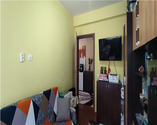 Apartament cu 3 camere, 51 mp plus balcon 6 mp etaj intermediar, zona Stejarului!