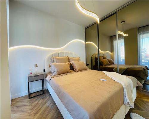 La superlativ, 3 camere 67 mp, 2 bai, 2 terase etaj intermediar lux, doar de bani si haine ai nevoie!