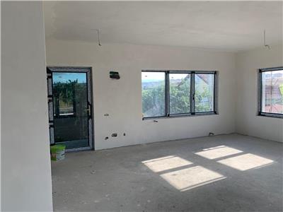 Casa 4 camere in Dezmir, suprafata utila 120 mp, curte libera 300 mp.