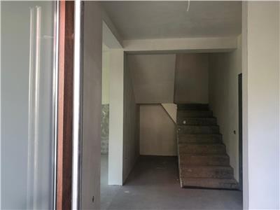 Duplex 4 camere, 120 mp utili,teren liber intre 50 si 150 mp. Zona foarte buna de case!