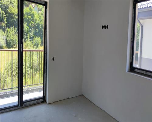 Duplex semifinisat 4 camere suprafata de 120 mp utili + 200 mp teren liber.